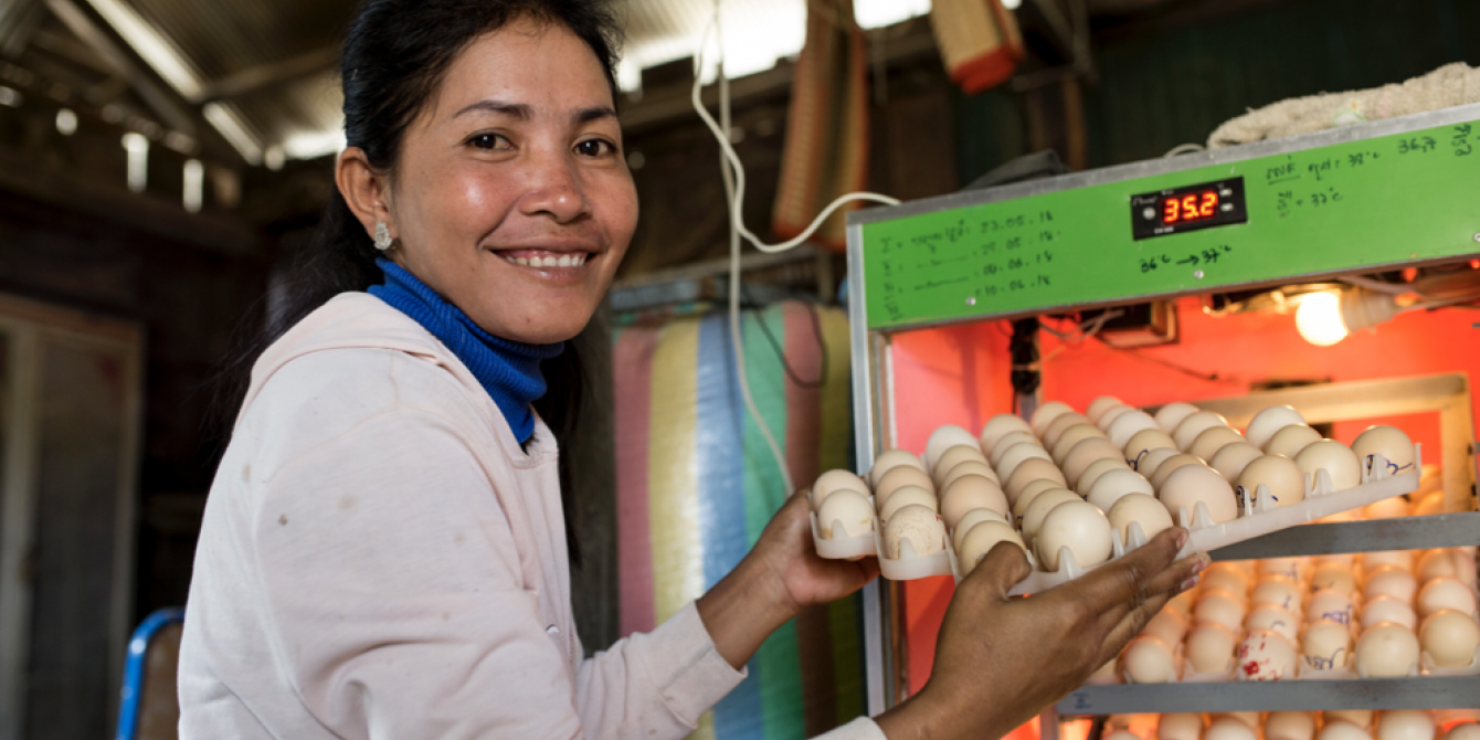Chhin Saren, 33, is a farmer and a businesswoman in Pit Rang Village in Cambodia. Aside from growing vegetables, she also sells broiler chicken to other farmers. She earns roughly U$ 2,000 yearly from her poultry business. (Photo: Savann Oeurm/Oxfam) Chhin Saren, 33, is a farmer and a businesswoman in Pit Rang Village in Cambodia. Aside from growing vegetables, she also sells broiler chicken to other farmers. She earns roughly U$ 2,000 yearly from her poultry business. (Photo: Savann Oeurm/Oxfam)